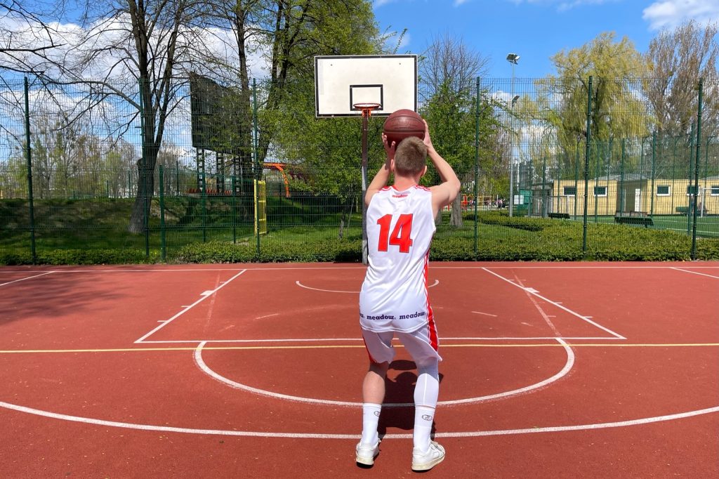 basketball player shooting at the basketball court