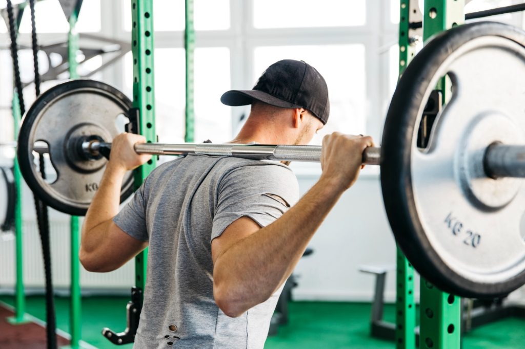 man weightlifting at the gym